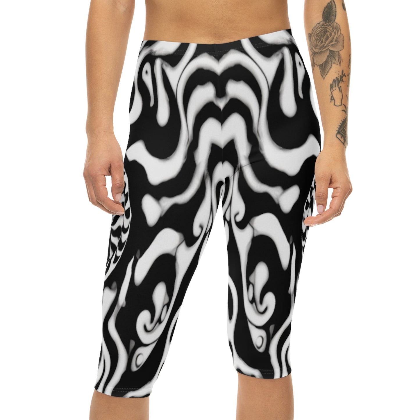 Black and White Center Swirl Women’s Capri Leggings (AOP)