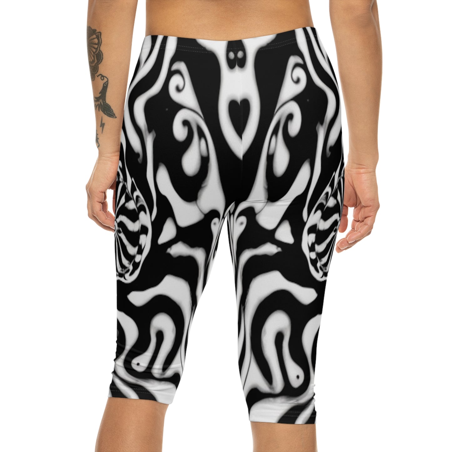 Black and White Center Swirl Women’s Capri Leggings (AOP)